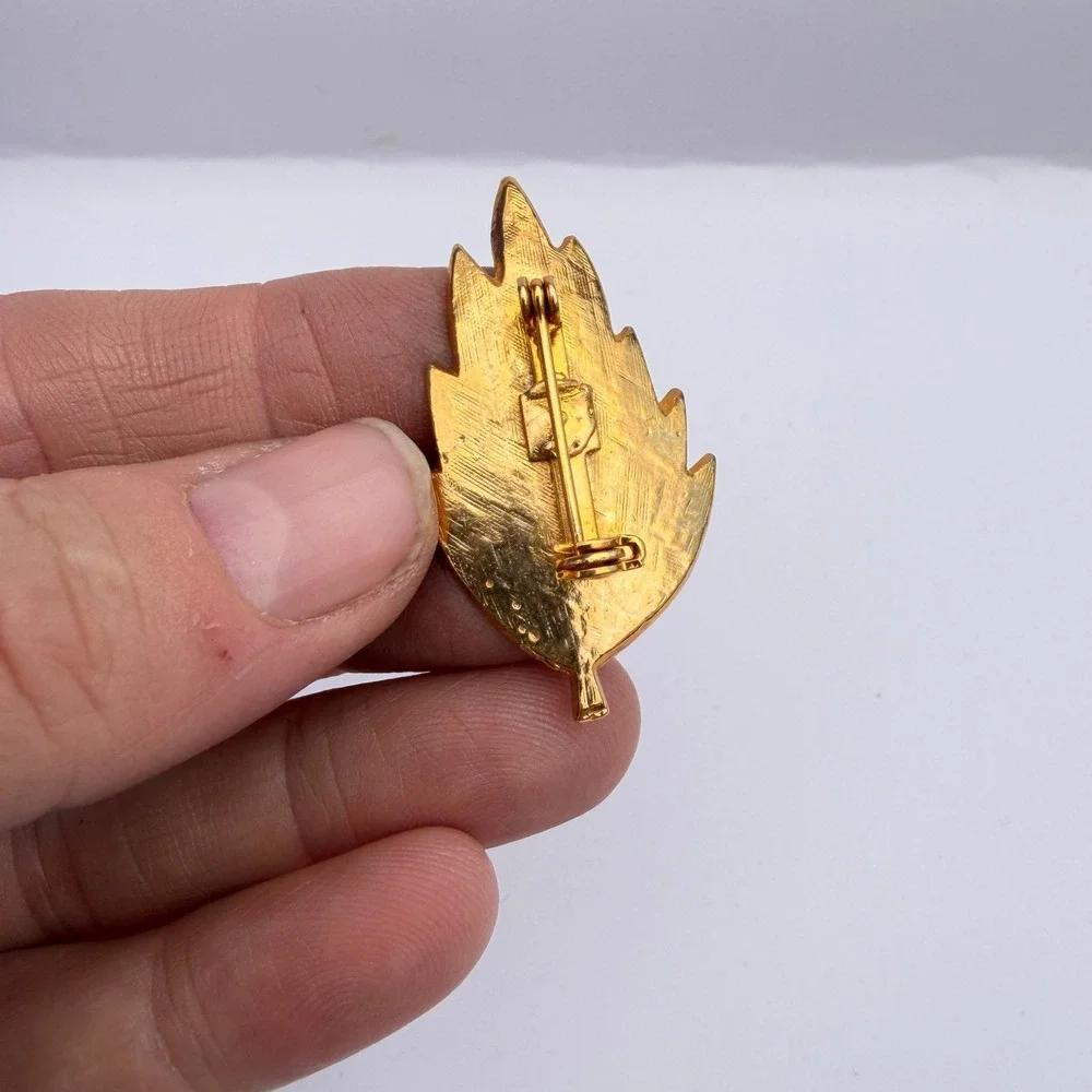 Brooch Leaf Shaped Gold Tone Textured Vintage Jewelry Lapel Hat Bag Pin